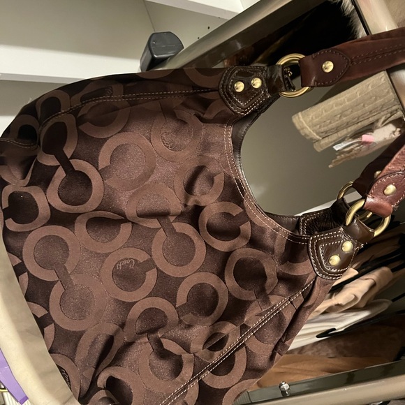 Coach beautiful 2 handle purse with the Coach insignias Cπ With leather in area - Picture 13 of 13